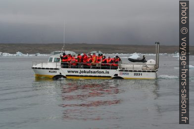 Un bus amphibie navige dans le Jökulsárlón. Photo © André M. Winter