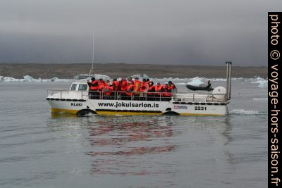 Un bus amphibie navige dans le Jökulsárlón. Photo © André M. Winter
