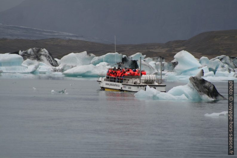 Bus amphibie parmi les blocs de glace du Jökulsárlón. Photo © André M. Winter