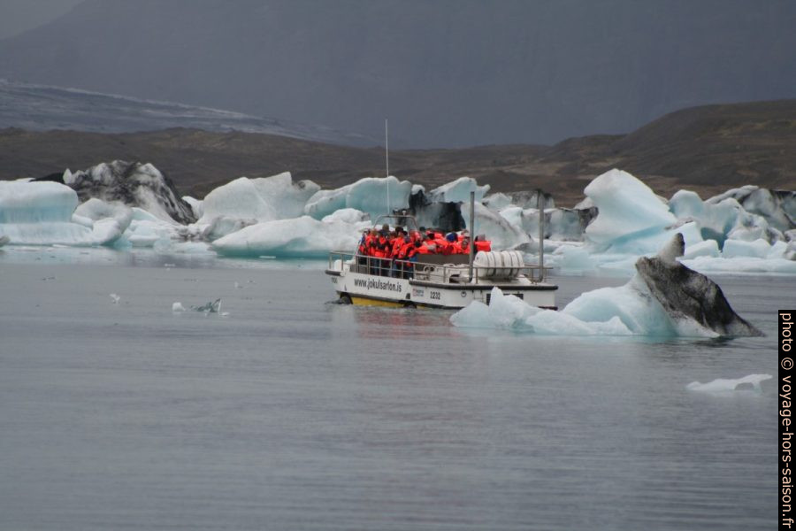 Bus amphibie parmi les blocs de glace du Jökulsárlón. Photo © André M. Winter