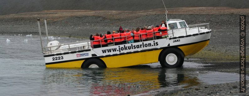 Un bus amphibie sort du lac Jökulsárlón. Photo © André M. Winter