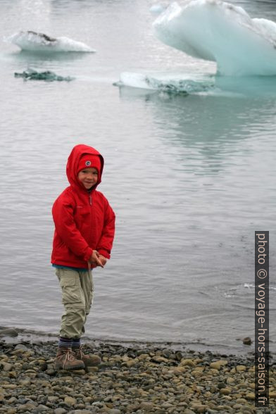 Nicolas au bord du Jökulsárlón. Photo © Alex Medwedeff