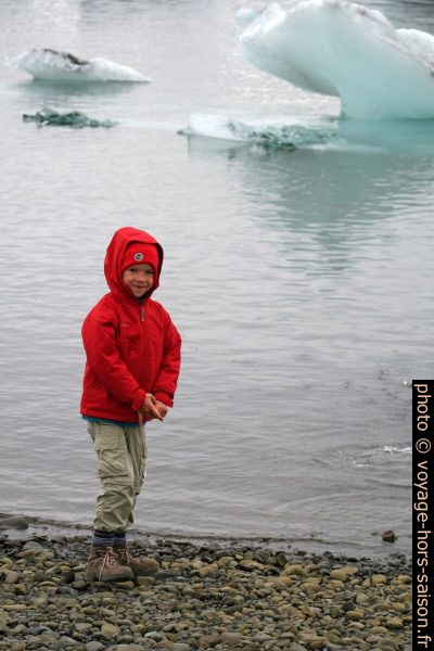 Nicolas au bord du Jökulsárlón. Photo © Alex Medwedeff