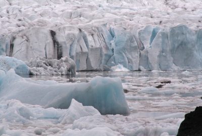 De la glace du Fjallsjökull tombe dans le Fjallsárlón. Photo © Alex Medwedeff