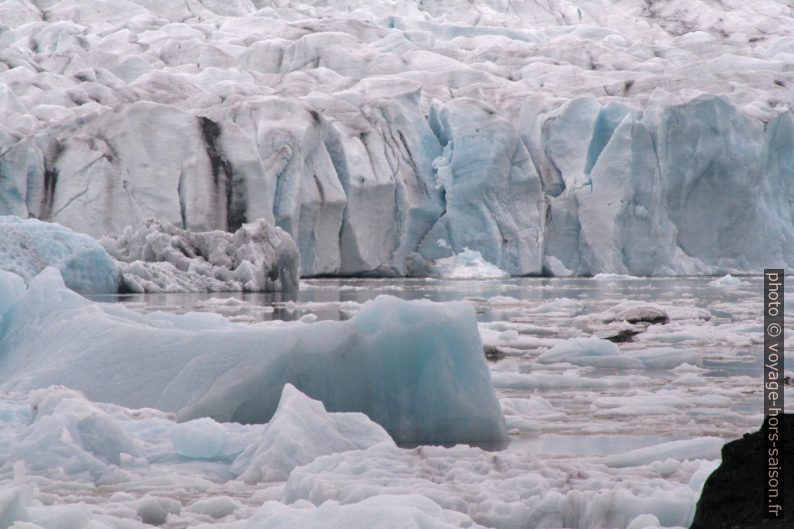De la glace du Fjallsjökull tombe dans le Fjallsárlón. Photo © Alex Medwedeff