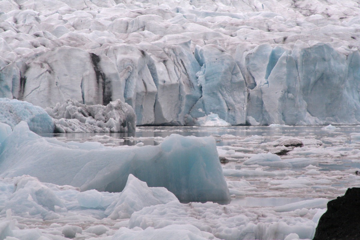 De la glace du Fjallsjökull tombe dans le Fjallsárlón. Photo © Alex Medwedeff