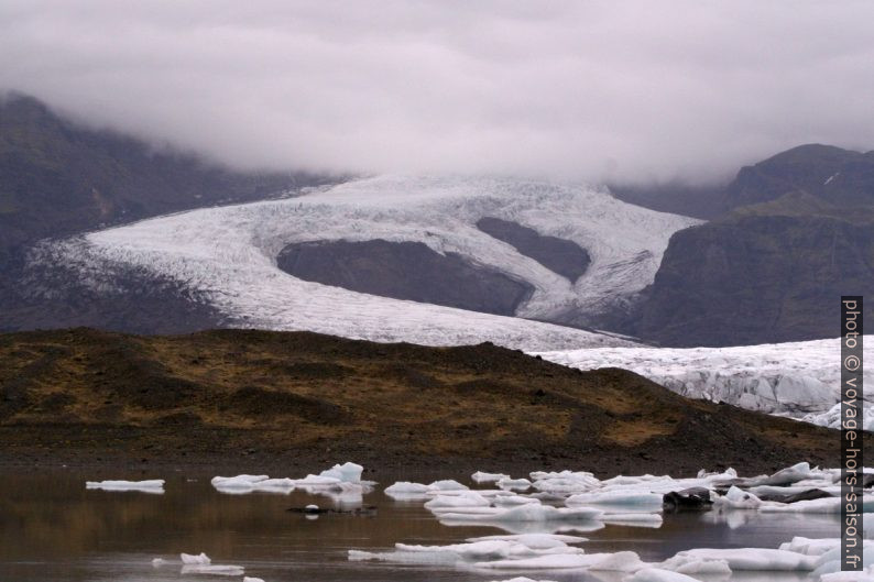 Îlots de rochers dans le glacier Hrútárjökull. Photo © André M. Winter