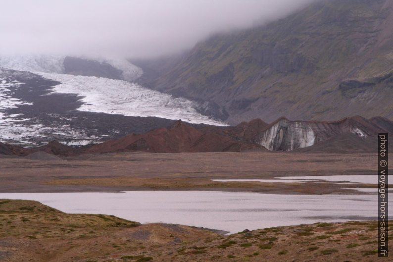 Glacier Kvíárjökull et glace couverte de pierres. Photo © André M. Winter