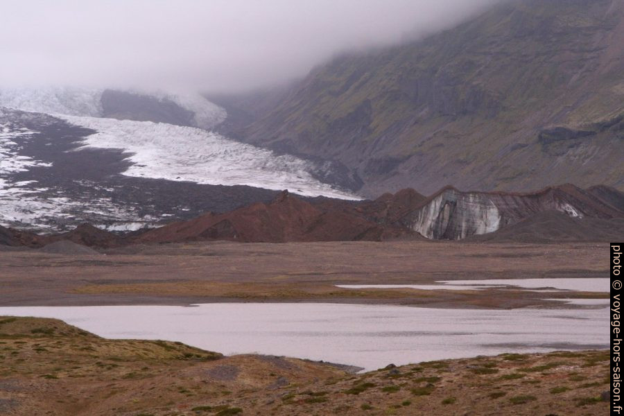 Glacier Kvíárjökull et glace couverte de pierres. Photo © André M. Winter