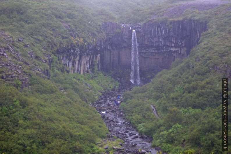 Le Svartifoss sous la pluie. Photo © André M. Winter