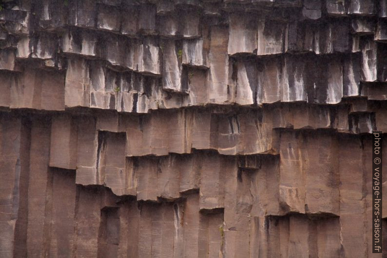 Orges basaltiques en surplomb près du Svartifoss. Photo © André M. Winter