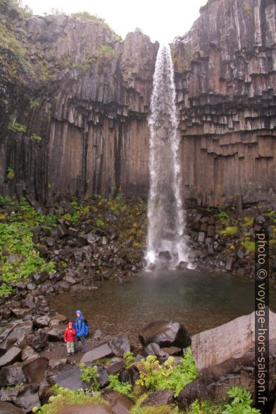 Nicolas et Alex devant la cascade Svartifoss. Photo © André M. Winter