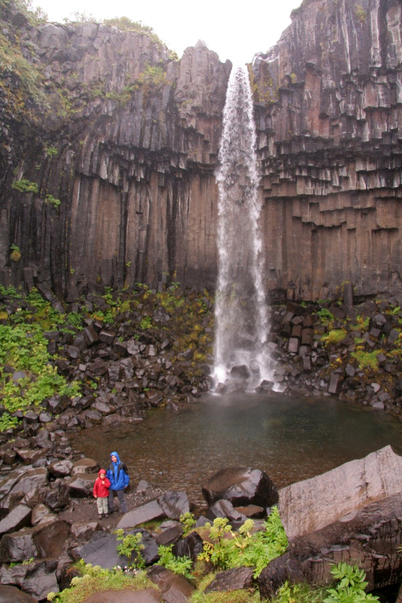 Nicolas et Alex devant la cascade Svartifoss. Photo © André M. Winter