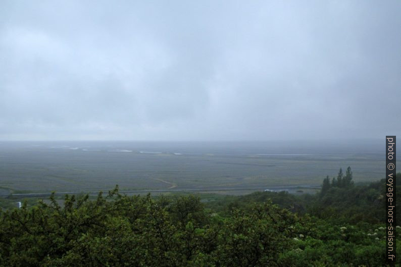 Vue sur le Skeiðaràrsandur en descendant du Svartifoss. Photo © André M. Winter