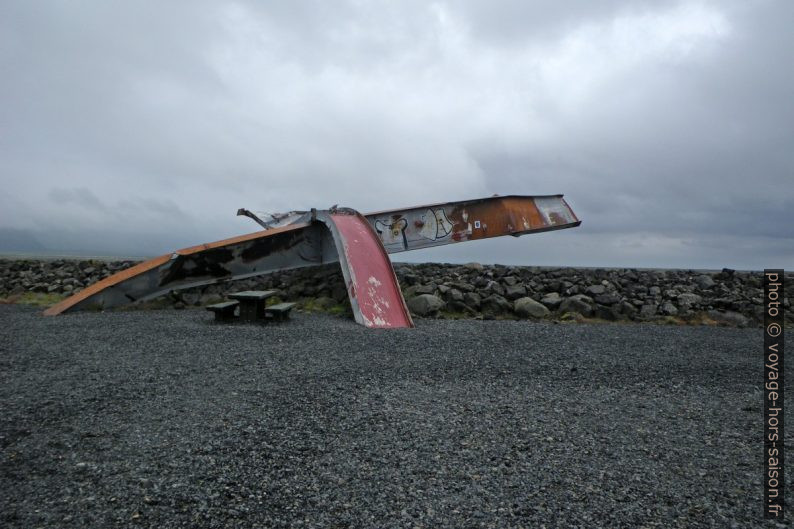 Débris restants du pont détruit par la débâcle glaciaire de 1996 dans le Skeiðaràrsandur. Photo © André M. Winter