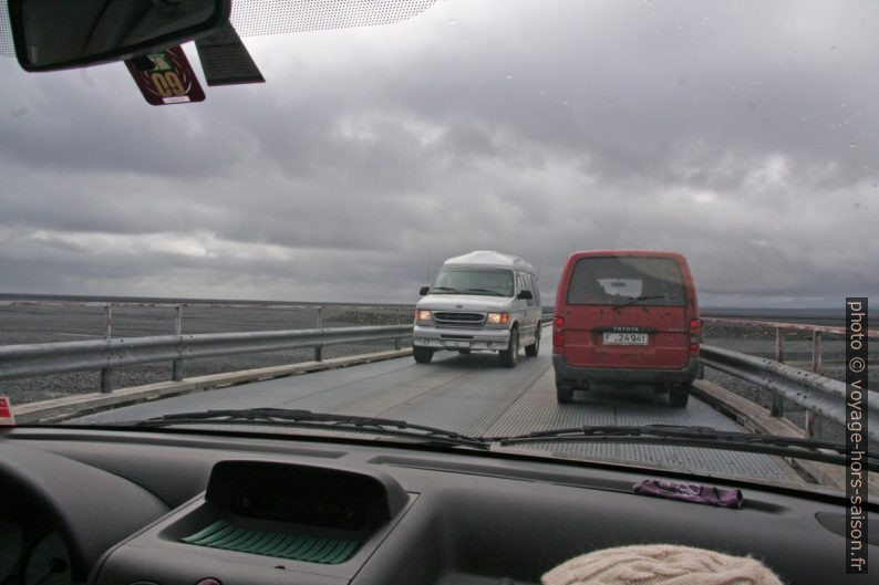 À l’arrêt pour laisser passer les véhicules sur le pont à voie unique sur le fleuve Morsá. Photo © André M. Winter