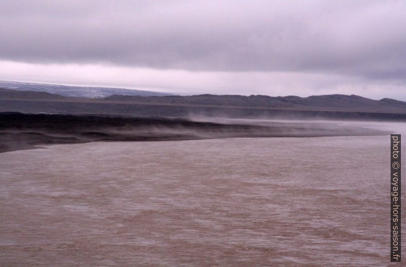 Le fleuve Sandgígjukvísl fume dans la bassin de Núpsvötn. Photo © André M. Winter