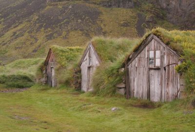 Trois cabanes de tourbe à Núpsstaður. Photo © André M. Winter