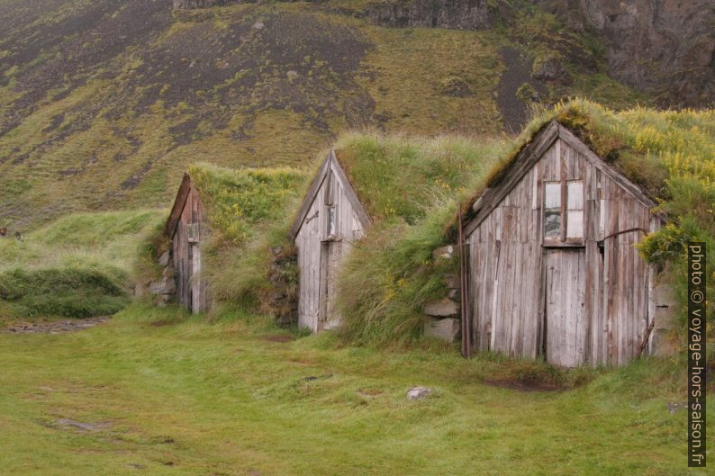 Trois cabanes de tourbe à Núpsstaður. Photo © André M. Winter