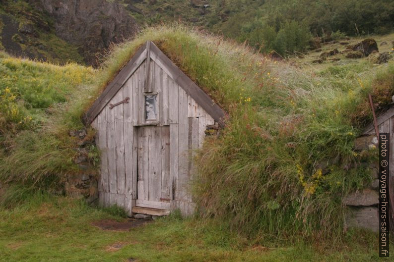 Cabane en tourbe à Núpsstaður. Photo © André M. Winter