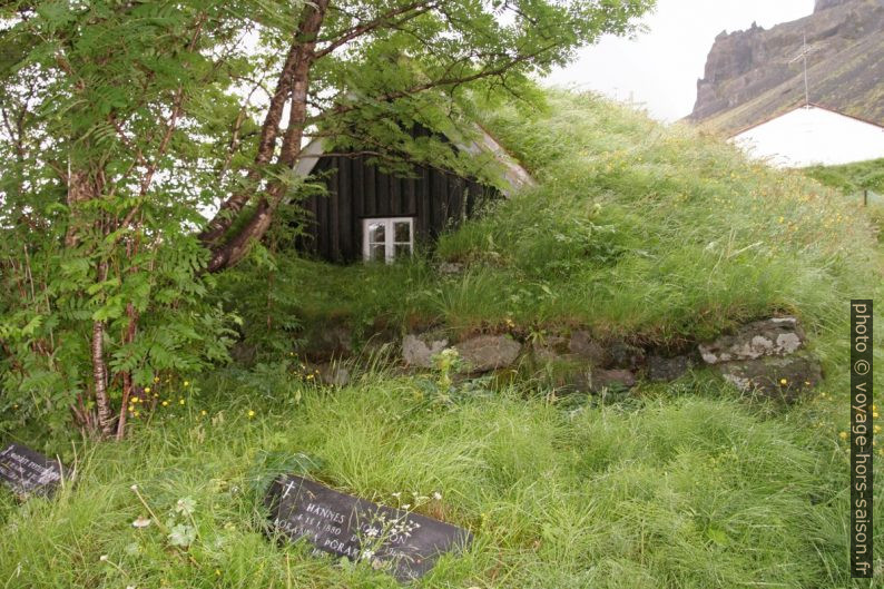 Tombe de Hannes Jónsson derrière l'église de Núpsstaður. Photo © André M. Winter