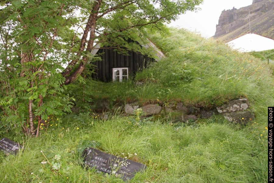Tombe de Hannes Jónsson derrière l'église de Núpsstaður. Photo © André M. Winter