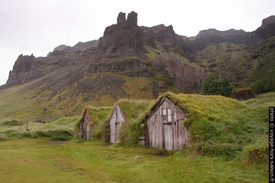 Cabanes couvertes de tourbe à Núpsstaður et le rocher Lómagnúpur. Photo © André M. Winter