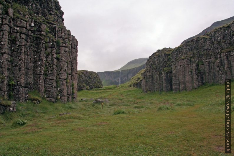 La cascade Foss á Siðu entre les orgues basaltiques de Dverghamrar. Photo © André M. Winter