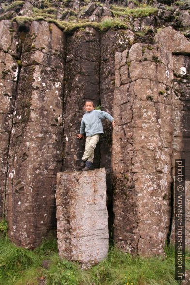 Nicolas sur une colonne de basalte de Dverghamrar. Photo © André M. Winter