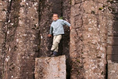 Nicolas sur une colonne de basalte de Dverghamrar. Photo © André M. Winter