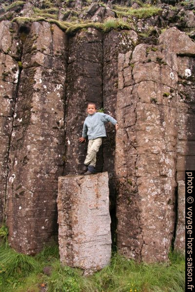 Nicolas sur une colonne de basalte de Dverghamrar. Photo © André M. Winter