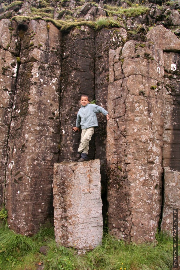 Nicolas sur une colonne de basalte de Dverghamrar. Photo © André M. Winter