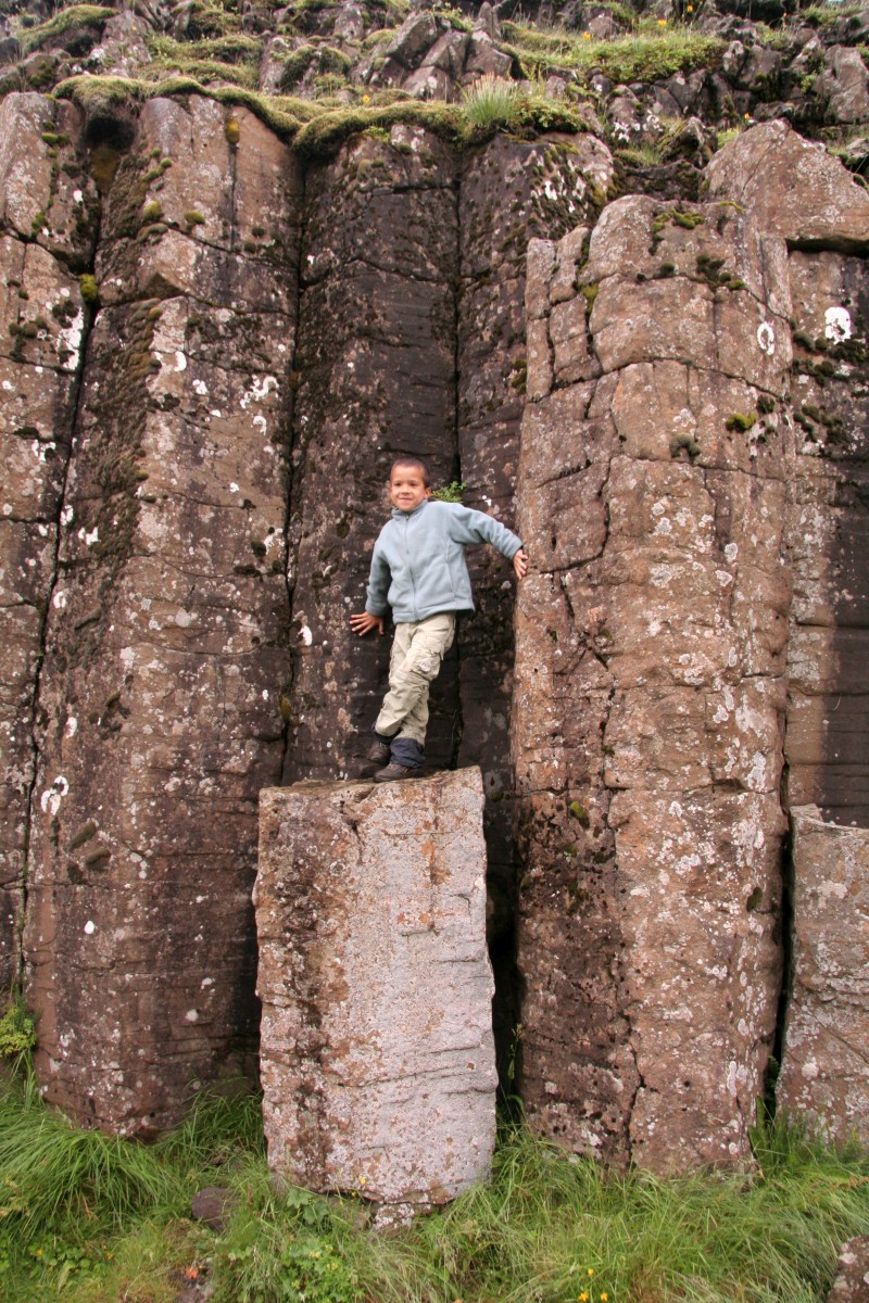 Nicolas sur une colonne de basalte de Dverghamrar. Photo © André M. Winter