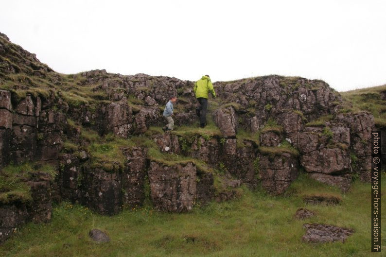 Nicolas et André montent entre les orgues basaltiques de Dverghamrar. Photo © Alex Medwedeff