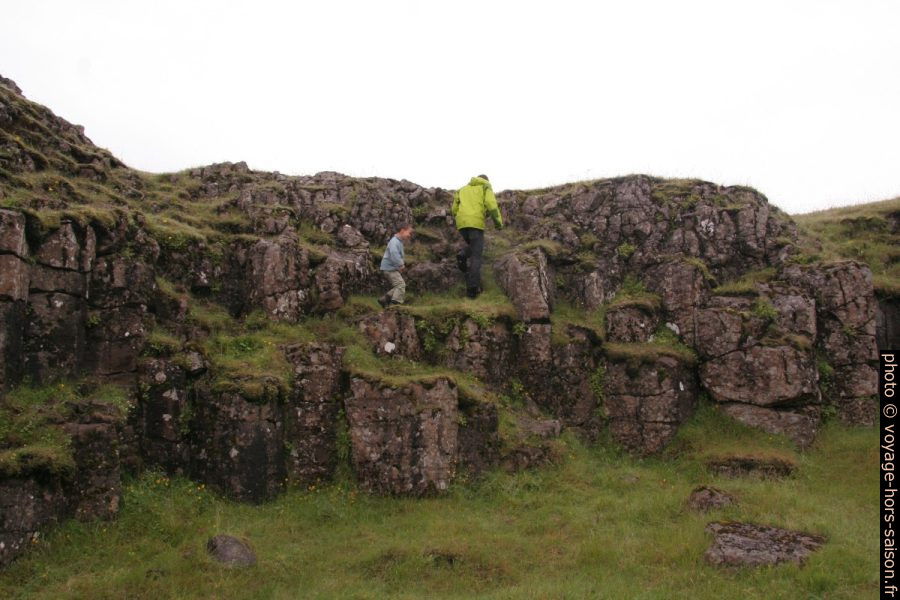 Nicolas et André montent entre les orgues basaltiques de Dverghamrar. Photo © Alex Medwedeff