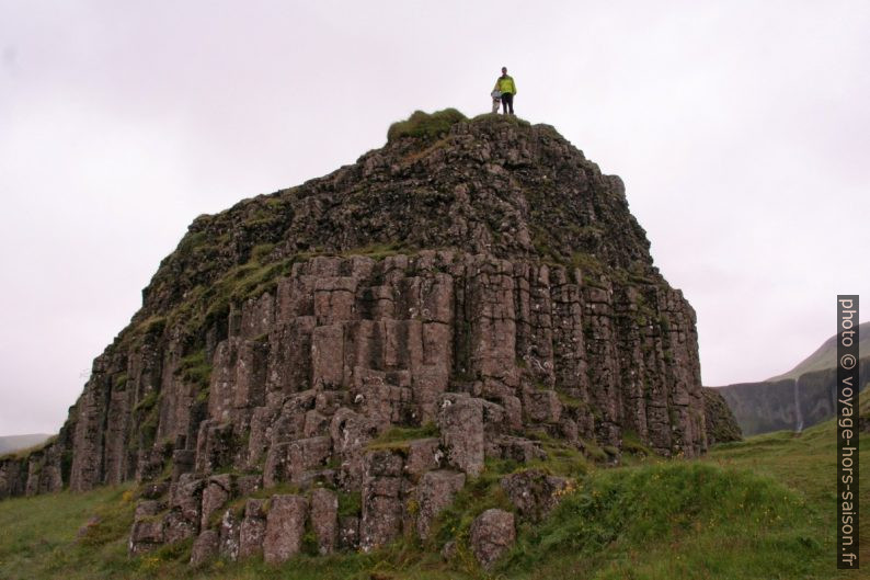 Nicolas et André sur un colline d'orgues basaltiques de Dverghamrar. Photo © Alex Medwedeff