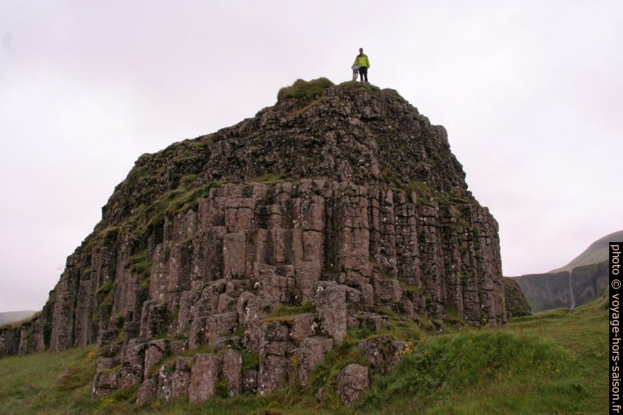 Nicolas et André sur un colline d'orgues basaltiques de Dverghamrar. Photo © Alex Medwedeff