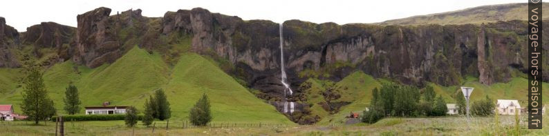 La cascade Foss á Siðu et la paroi de basalte. Photo © André M. Winter