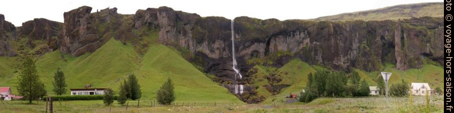 La cascade Foss á Siðu et la paroi de basalte. Photo © André M. Winter