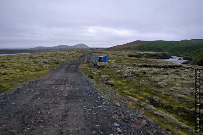 Notre camp au bord de la piste F232 vu du pont sur la rivière Leirá. Photo © André M. Winter