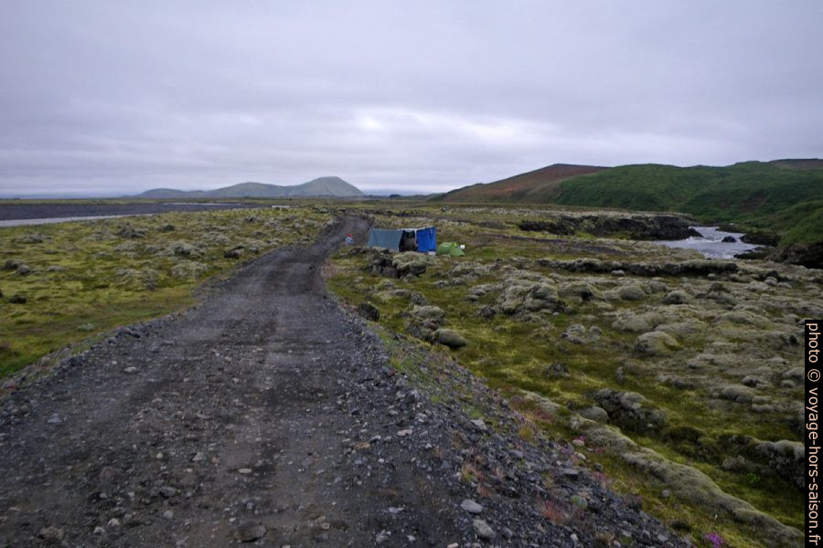 Notre camp au bord de la piste F232 vu du pont sur la rivière Leirá. Photo © André M. Winter