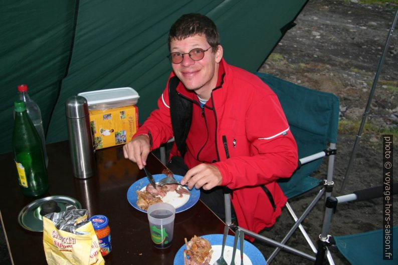 André se régale avec les cuisses de canard. Photo © Alex Medwedeff