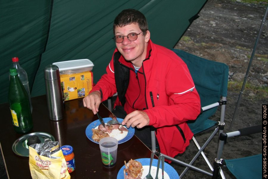 André se régale avec les cuisses de canard. Photo © Alex Medwedeff
