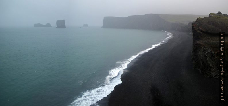 La côte de Dyrhólaey par brume dense. Photo © André M. Winter