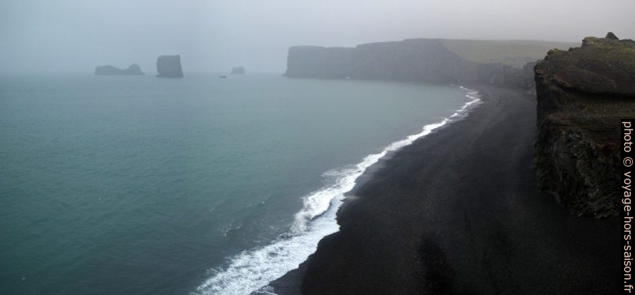 La côte de Dyrhólaey par brume dense. Photo © André M. Winter