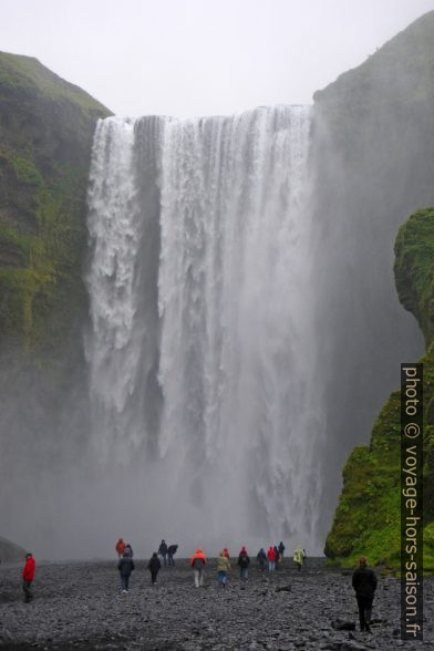 La cascade de Skógafoss et les touristes. Photo © André M. Winter