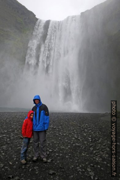 Nicolas et Alex devant le Skógafoss. Photo © André M. Winter