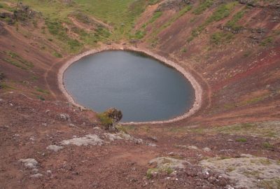Le lac dans le caratère du Kerið. Photo © André M. Winter