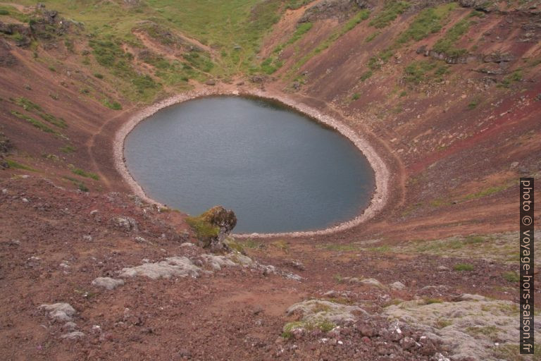 Le lac dans le caratère du Kerið. Photo © André M. Winter