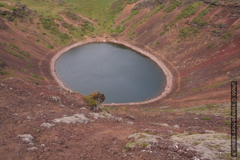 Le lac dans le caratère du Kerið. Photo © André M. Winter